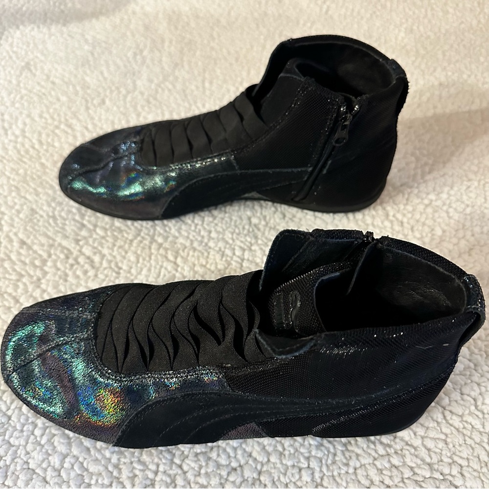 Puma metallic skiva low deep black iridescent Size 7.5 but more like a 7